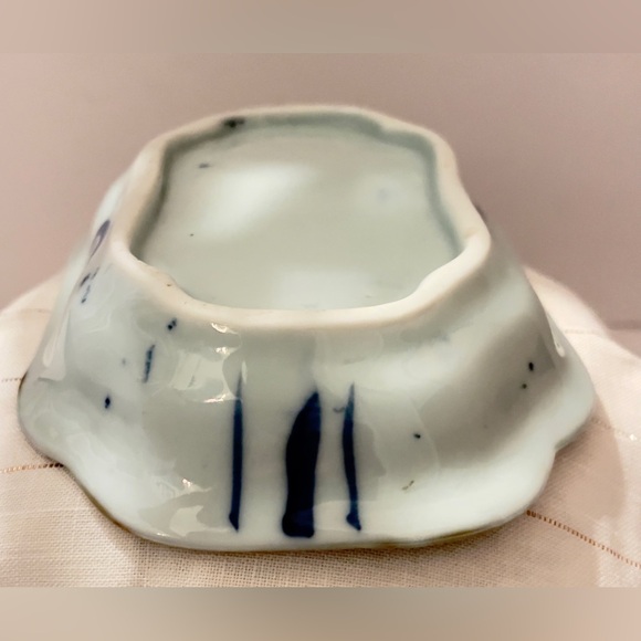 2 Japanese Kutani Ware Porcelain Bowls Hand Painted Blue & White Floral Design - Picture 5 of 8